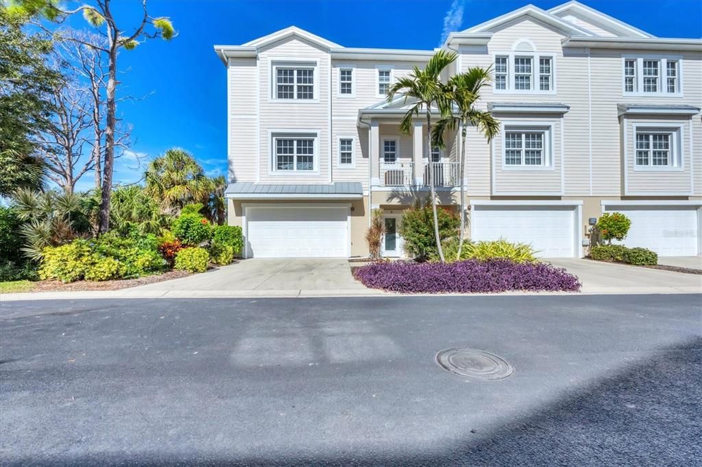 For Sale: $745,000 (4 beds, 3 baths, 2400 Square Feet)