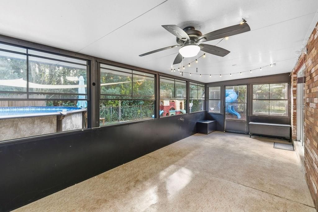 For Sale: $374,000 (4 beds, 2 baths, 2044 Square Feet)