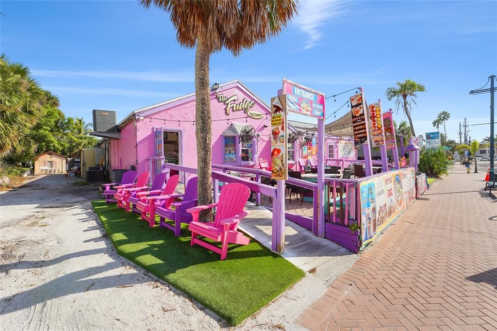 For Sale: $675,000 (2 beds, 2 baths, 900 Square Feet)