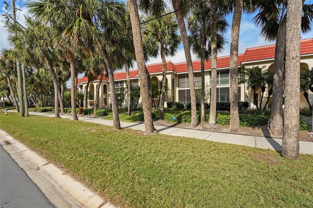 For Sale: $675,000 (2 beds, 2 baths, 900 Square Feet)