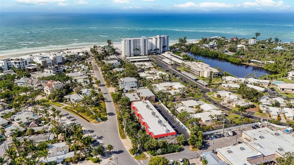 For Sale: $675,000 (2 beds, 2 baths, 900 Square Feet)