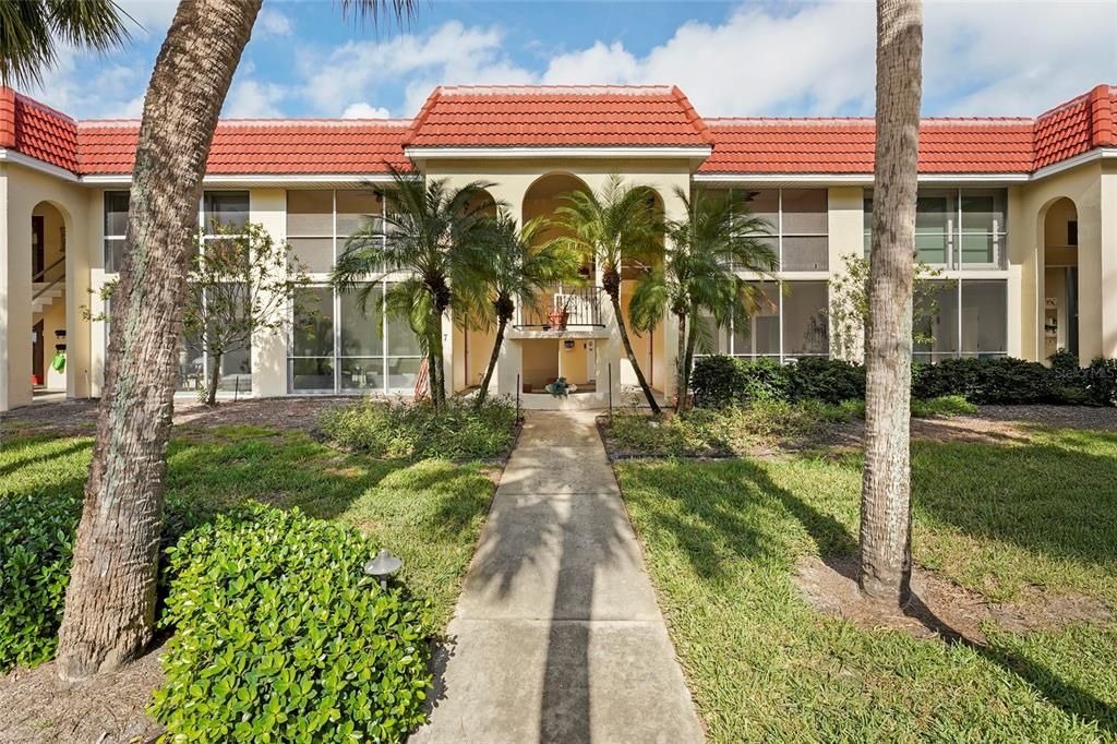 For Sale: $675,000 (2 beds, 2 baths, 900 Square Feet)