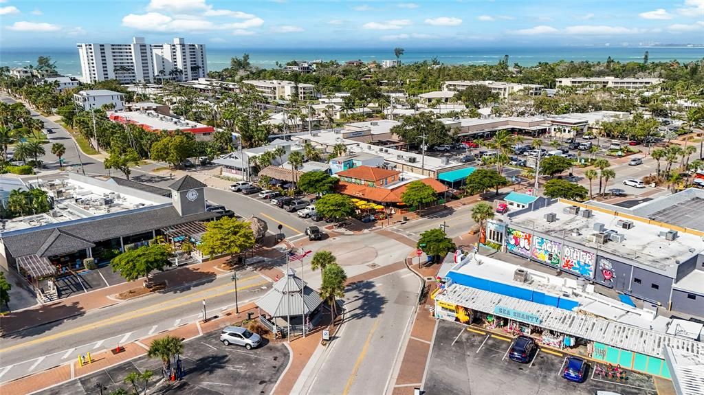 For Sale: $675,000 (2 beds, 2 baths, 900 Square Feet)