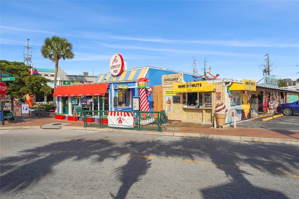 For Sale: $675,000 (2 beds, 2 baths, 900 Square Feet)