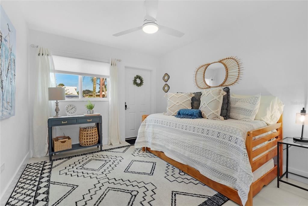 For Sale: $675,000 (2 beds, 2 baths, 900 Square Feet)