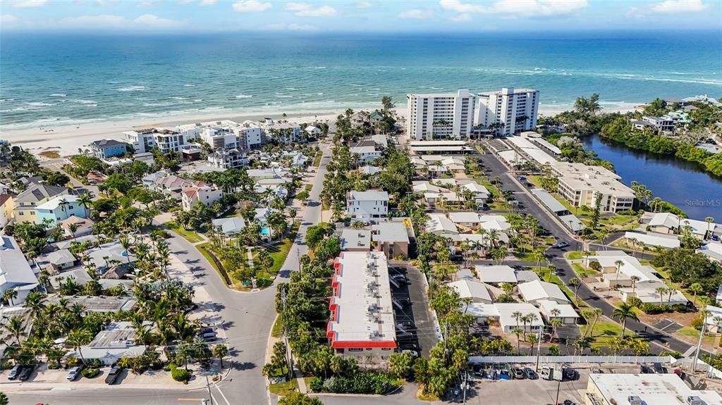 For Sale: $675,000 (2 beds, 2 baths, 900 Square Feet)