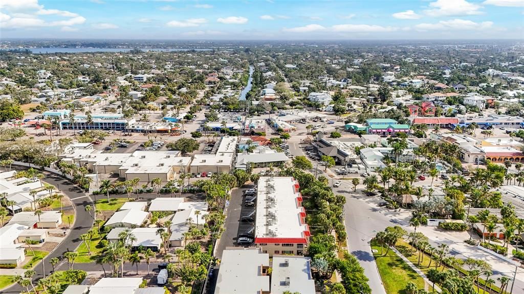 For Sale: $675,000 (2 beds, 2 baths, 900 Square Feet)