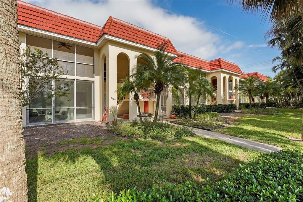 For Sale: $675,000 (2 beds, 2 baths, 900 Square Feet)