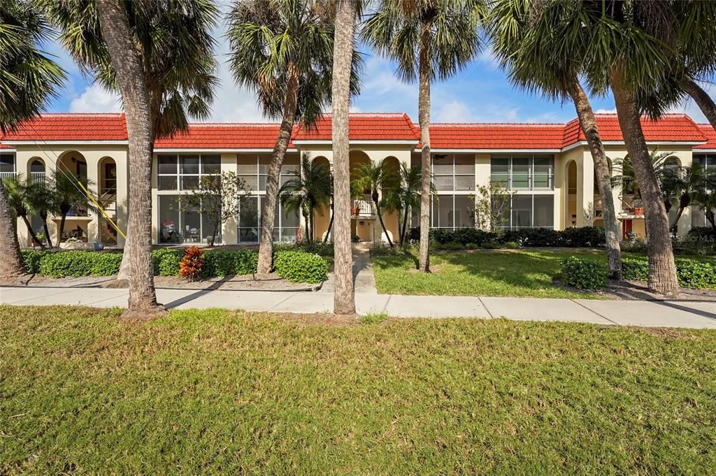 For Sale: $675,000 (2 beds, 2 baths, 900 Square Feet)