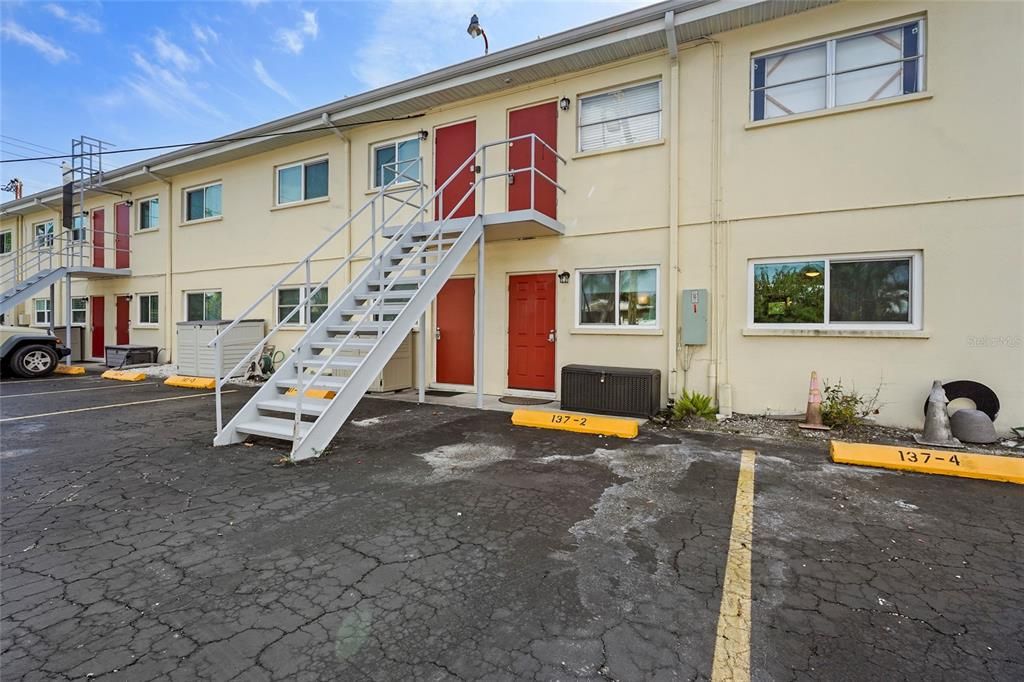 For Sale: $675,000 (2 beds, 2 baths, 900 Square Feet)