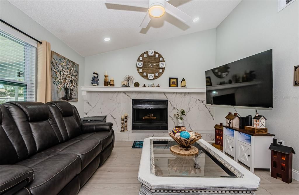 待售: $350,000 (2 贝兹, 2 浴室, 1374 平方英尺)