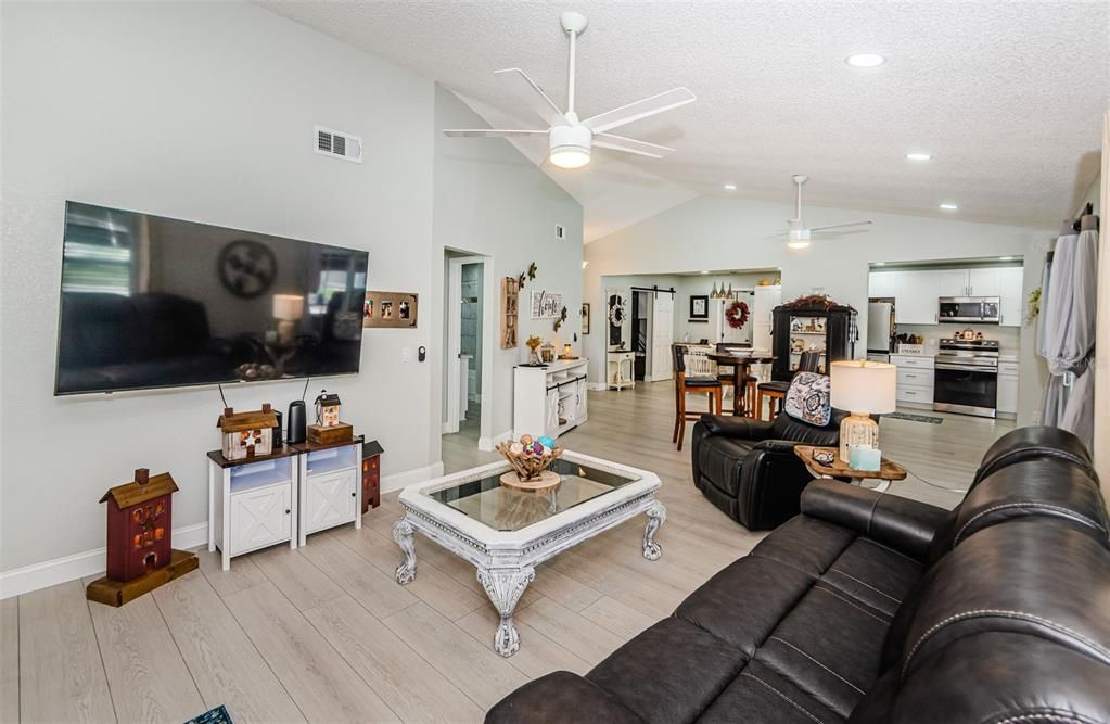 待售: $350,000 (2 贝兹, 2 浴室, 1374 平方英尺)