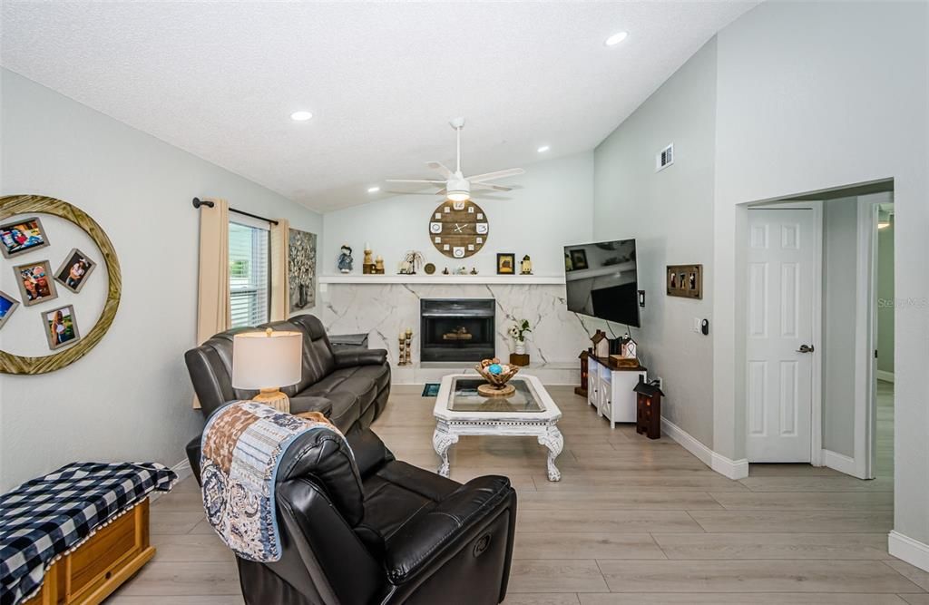 待售: $350,000 (2 贝兹, 2 浴室, 1374 平方英尺)