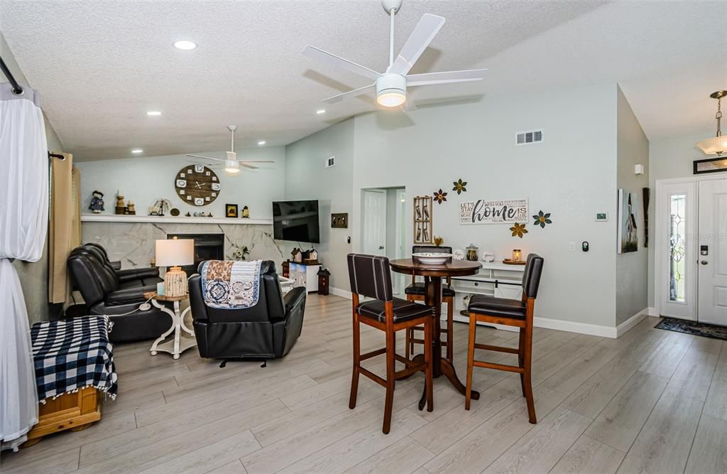 待售: $350,000 (2 贝兹, 2 浴室, 1374 平方英尺)