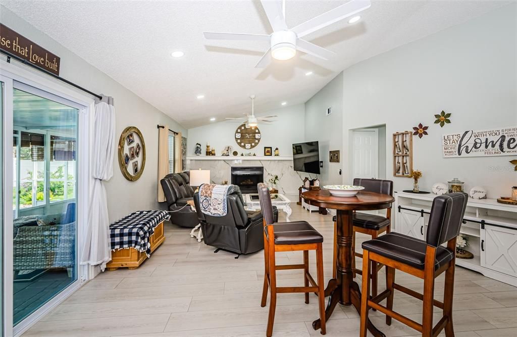 待售: $350,000 (2 贝兹, 2 浴室, 1374 平方英尺)