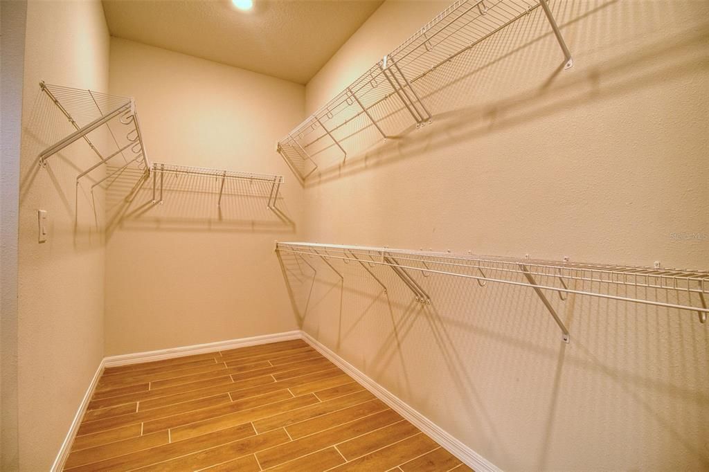 En Venta: $674,900 (4 camas, 3 baños, 2422 Pies cuadrados)