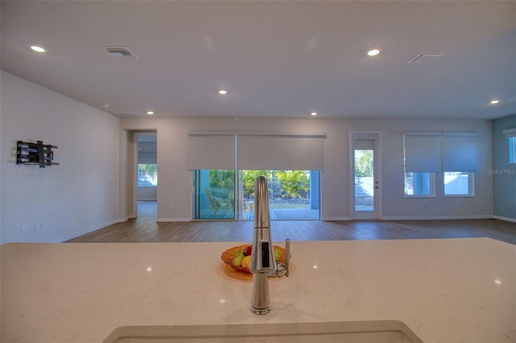 En Venta: $674,900 (4 camas, 3 baños, 2422 Pies cuadrados)