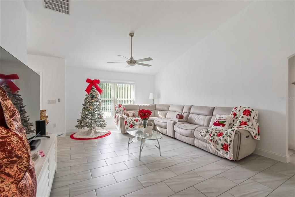 На продажу: $359,900 (3 спален, 2 ванн, 1630 Квадратных фут)