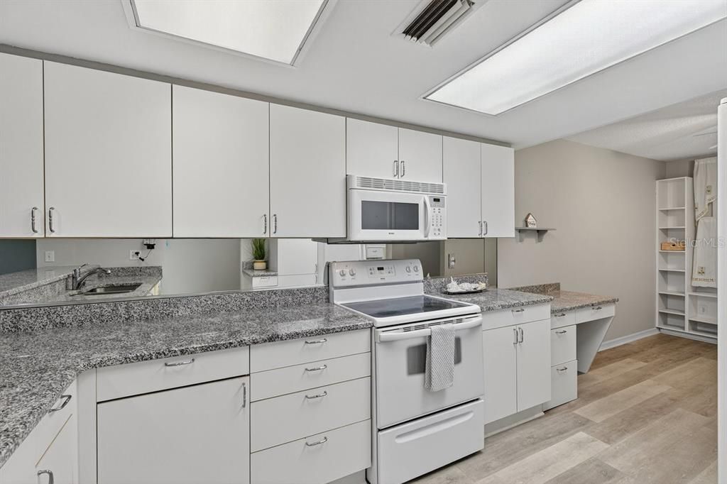 На продажу: $254,900 (2 спален, 2 ванн, 1400 Квадратных фут)