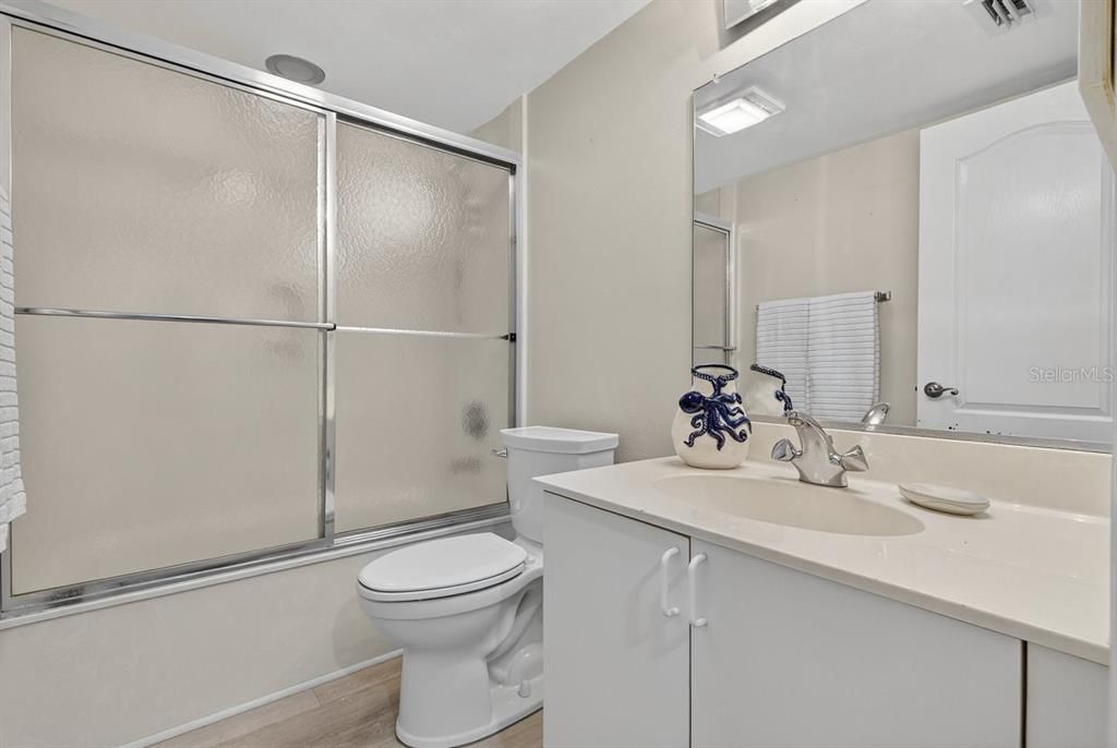 На продажу: $254,900 (2 спален, 2 ванн, 1400 Квадратных фут)