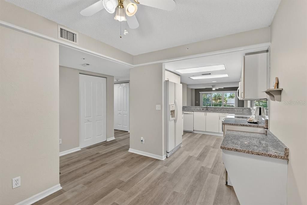 На продажу: $254,900 (2 спален, 2 ванн, 1400 Квадратных фут)