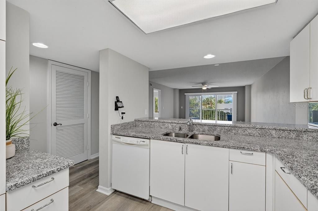 На продажу: $254,900 (2 спален, 2 ванн, 1400 Квадратных фут)