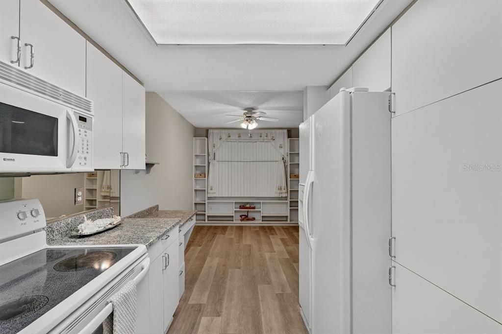 На продажу: $254,900 (2 спален, 2 ванн, 1400 Квадратных фут)