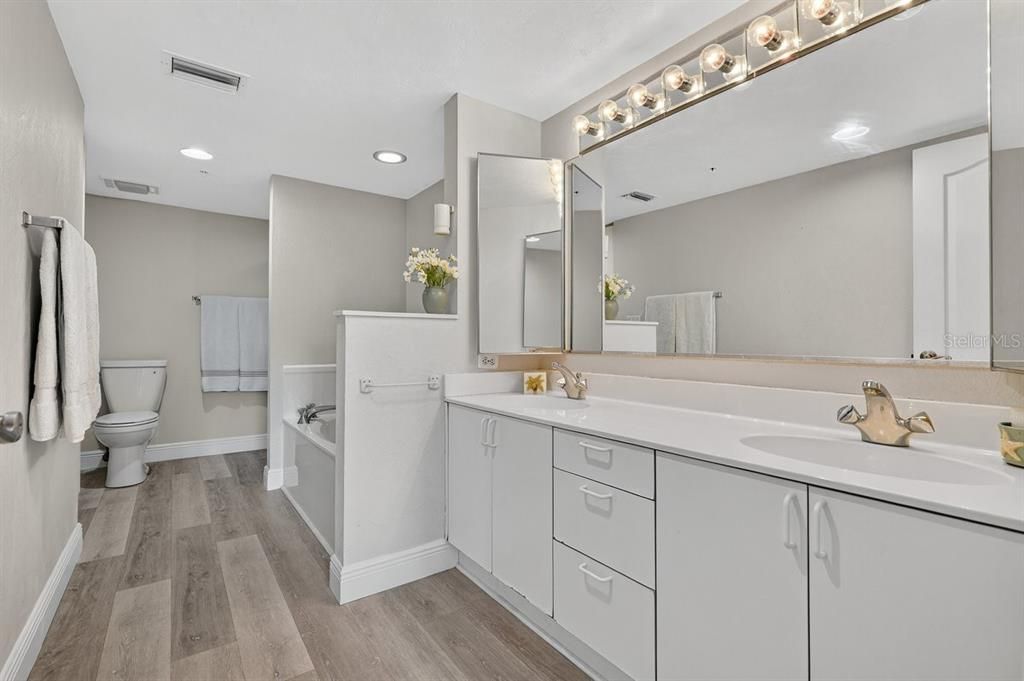 На продажу: $254,900 (2 спален, 2 ванн, 1400 Квадратных фут)