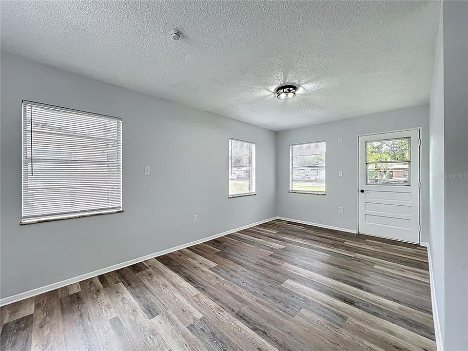 待售: $239,000 (3 贝兹, 1 浴室, 820 平方英尺)