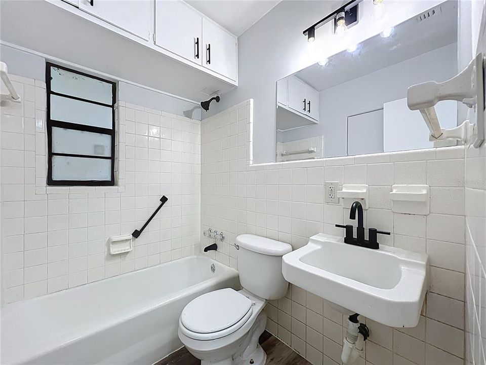 待售: $239,000 (3 贝兹, 1 浴室, 820 平方英尺)