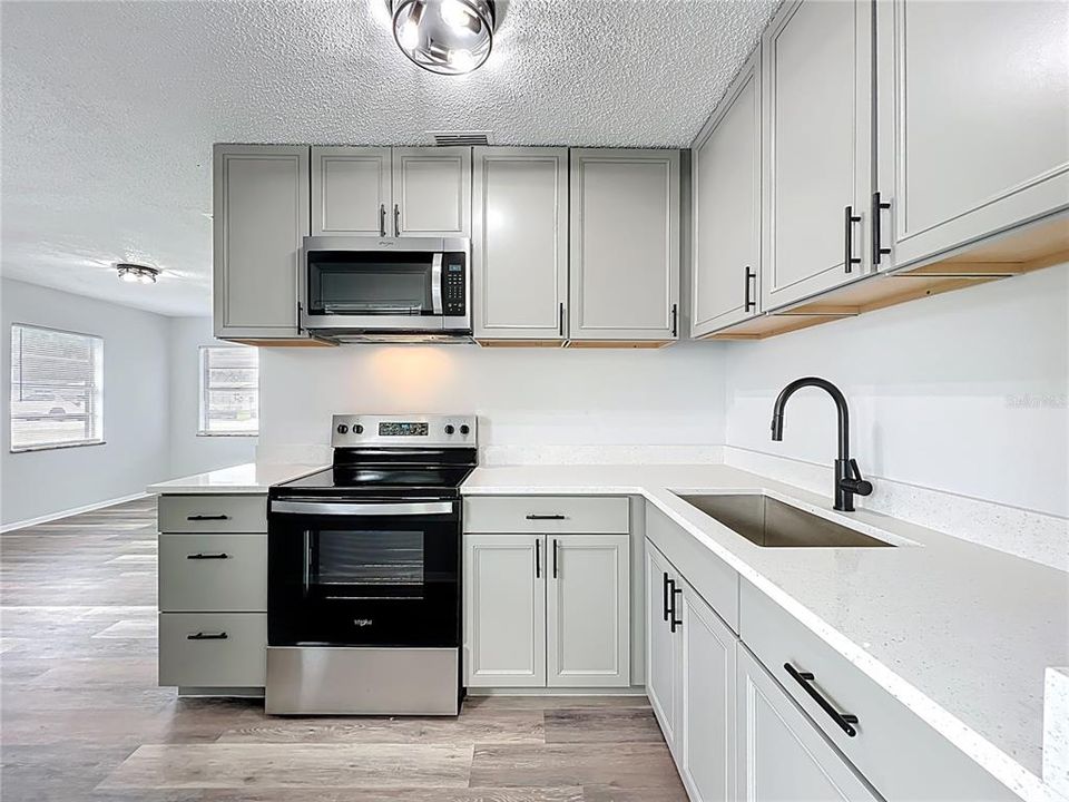 待售: $239,000 (3 贝兹, 1 浴室, 820 平方英尺)