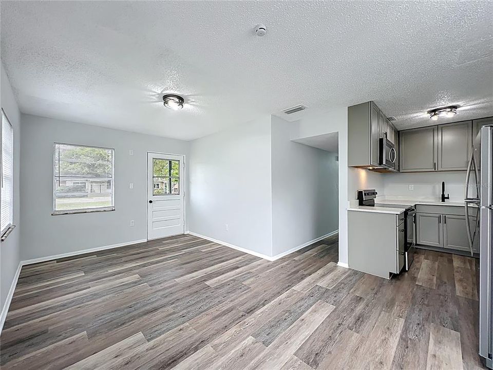 待售: $239,000 (3 贝兹, 1 浴室, 820 平方英尺)