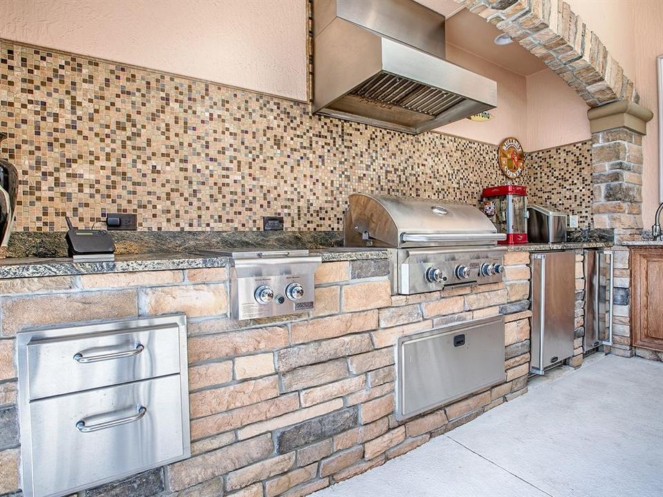 На продажу: $2,295,000 (5 спален, 2 ванн, 4702 Квадратных фут)