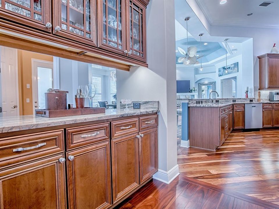 На продажу: $2,295,000 (5 спален, 2 ванн, 4702 Квадратных фут)