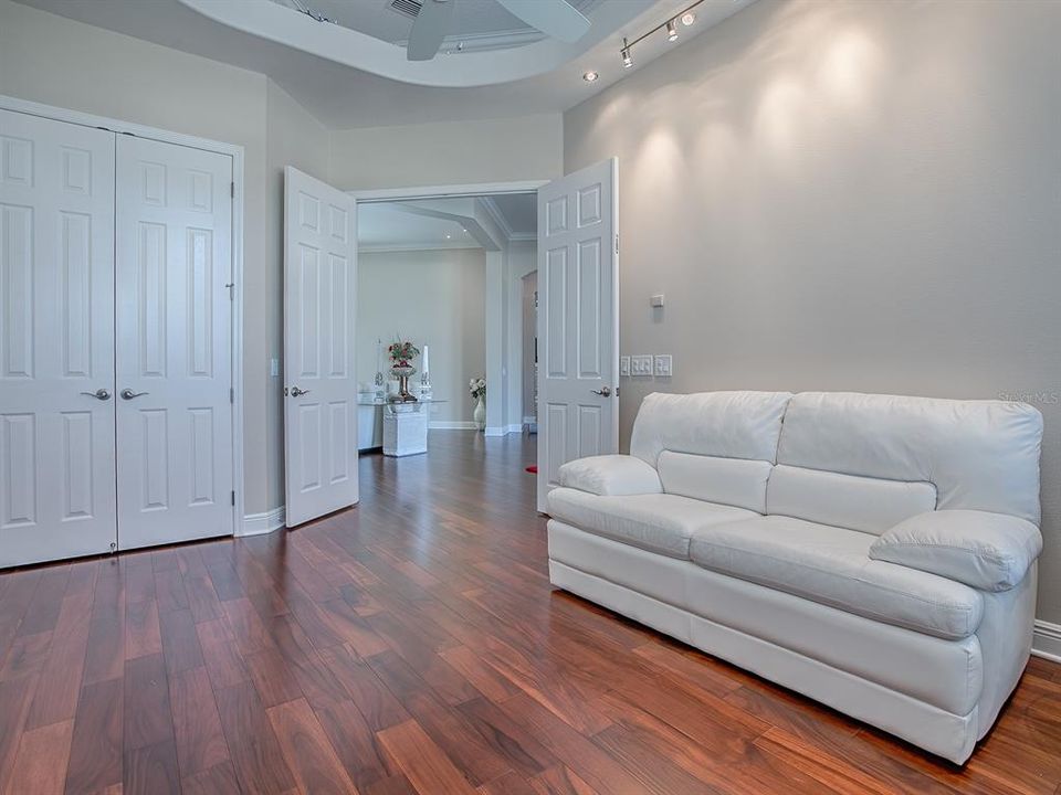 На продажу: $2,295,000 (5 спален, 2 ванн, 4702 Квадратных фут)