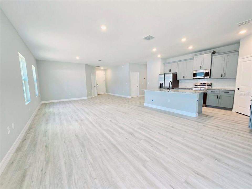 For Sale: $349,000 (4 beds, 3 baths, 1990 Square Feet)