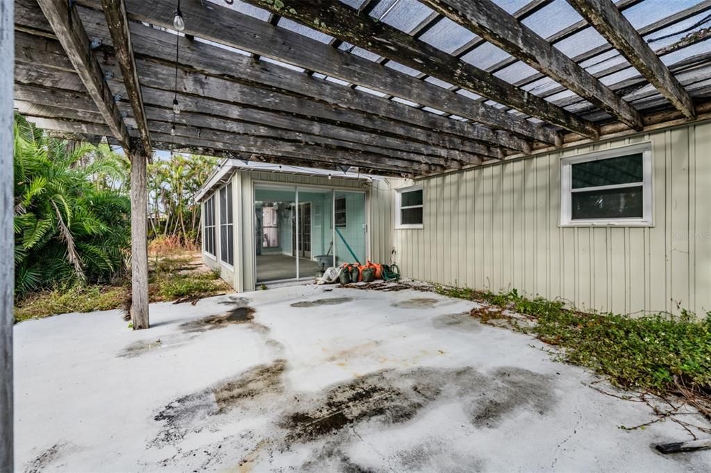 For Sale: $400,000 (3 beds, 2 baths, 1556 Square Feet)