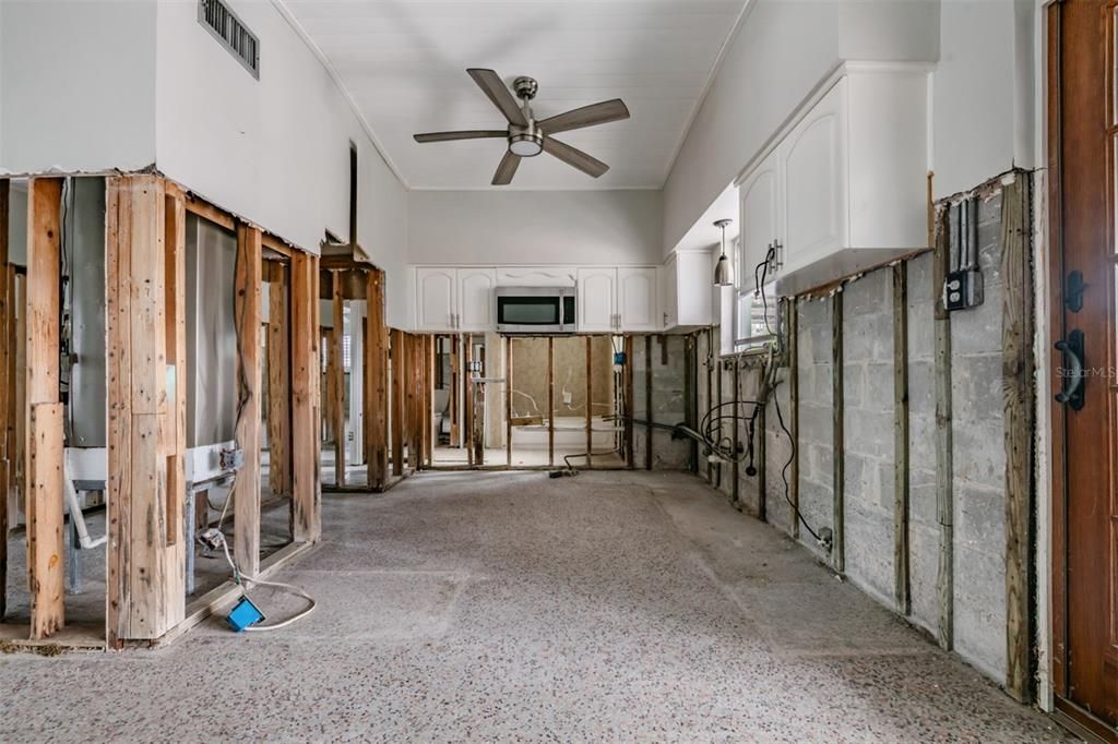 For Sale: $400,000 (3 beds, 2 baths, 1556 Square Feet)