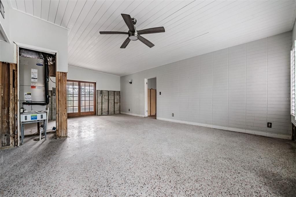 For Sale: $400,000 (3 beds, 2 baths, 1556 Square Feet)