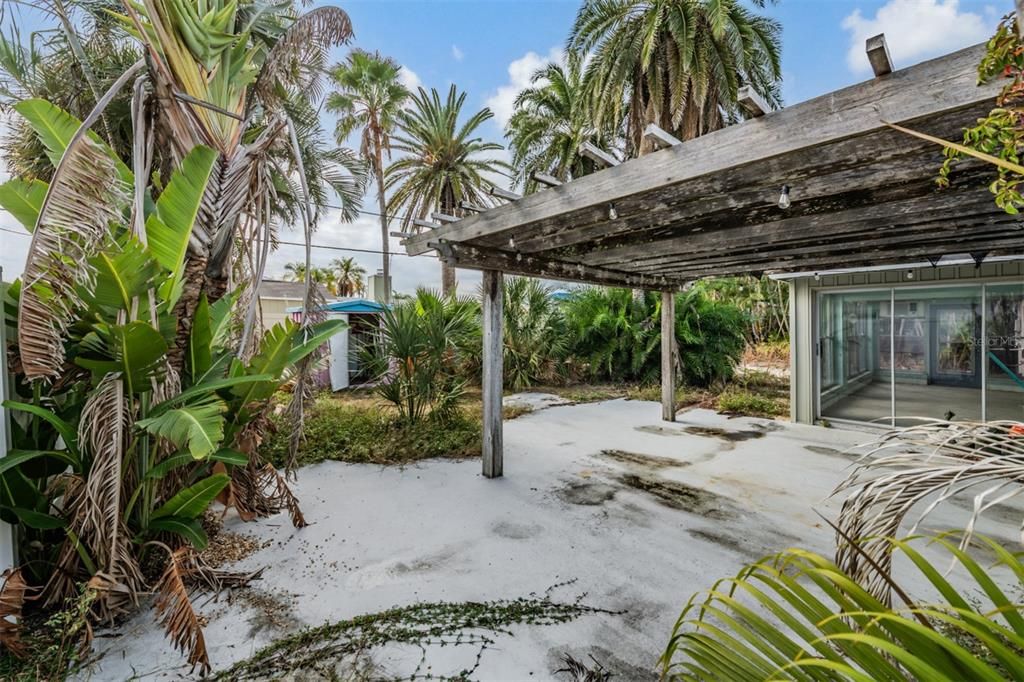 For Sale: $400,000 (3 beds, 2 baths, 1556 Square Feet)