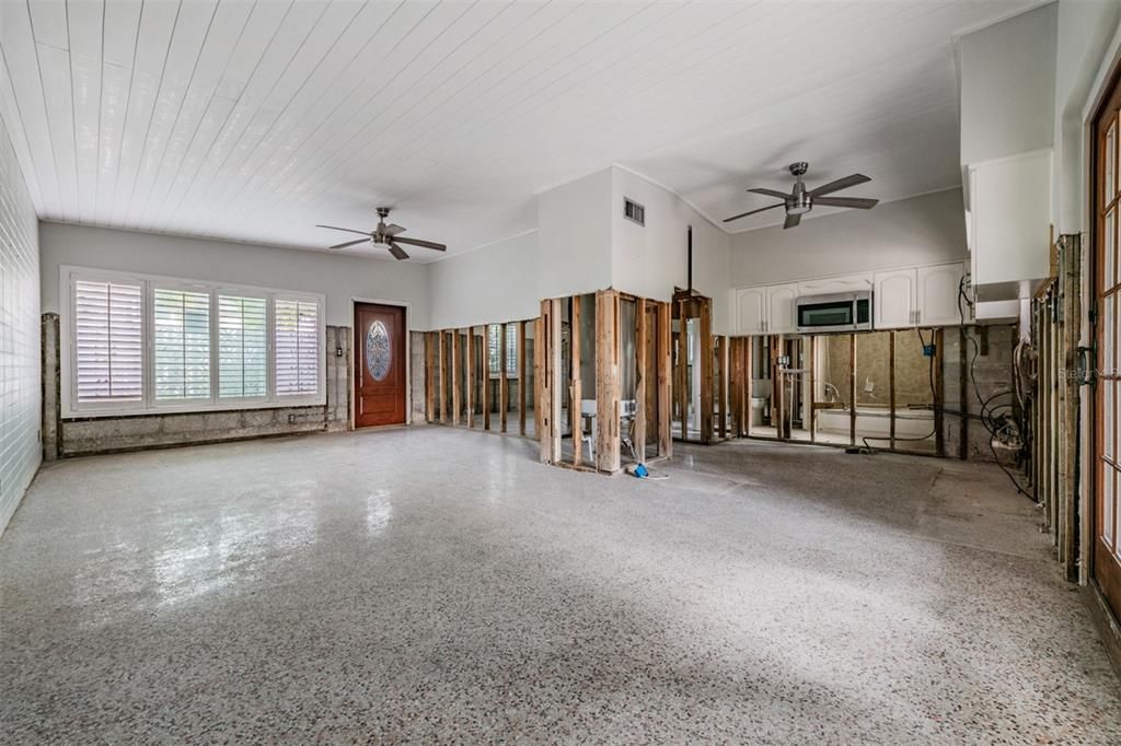 For Sale: $400,000 (3 beds, 2 baths, 1556 Square Feet)