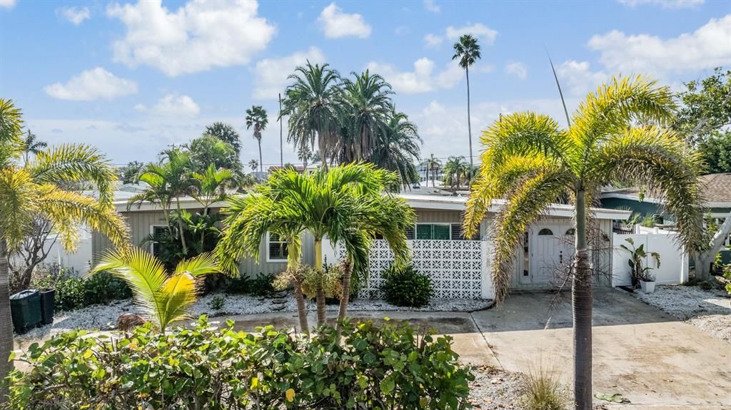 For Sale: $400,000 (3 beds, 2 baths, 1556 Square Feet)