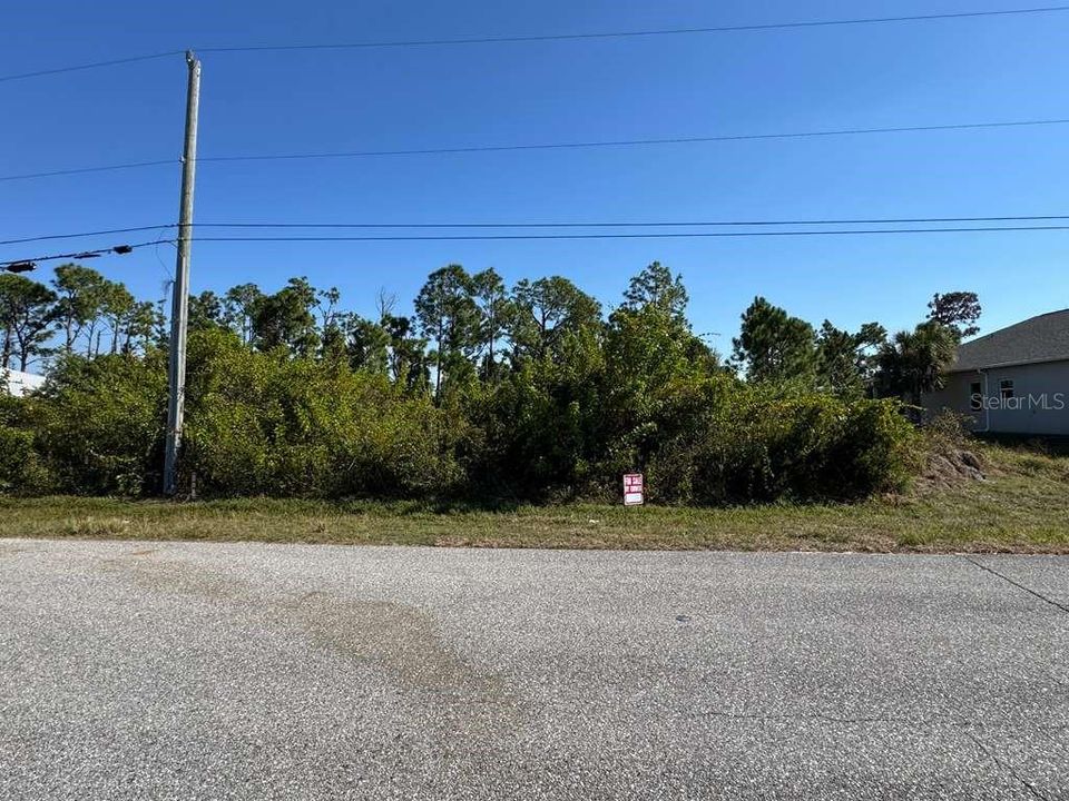 На продажу: $24,900 (0.23 acres)