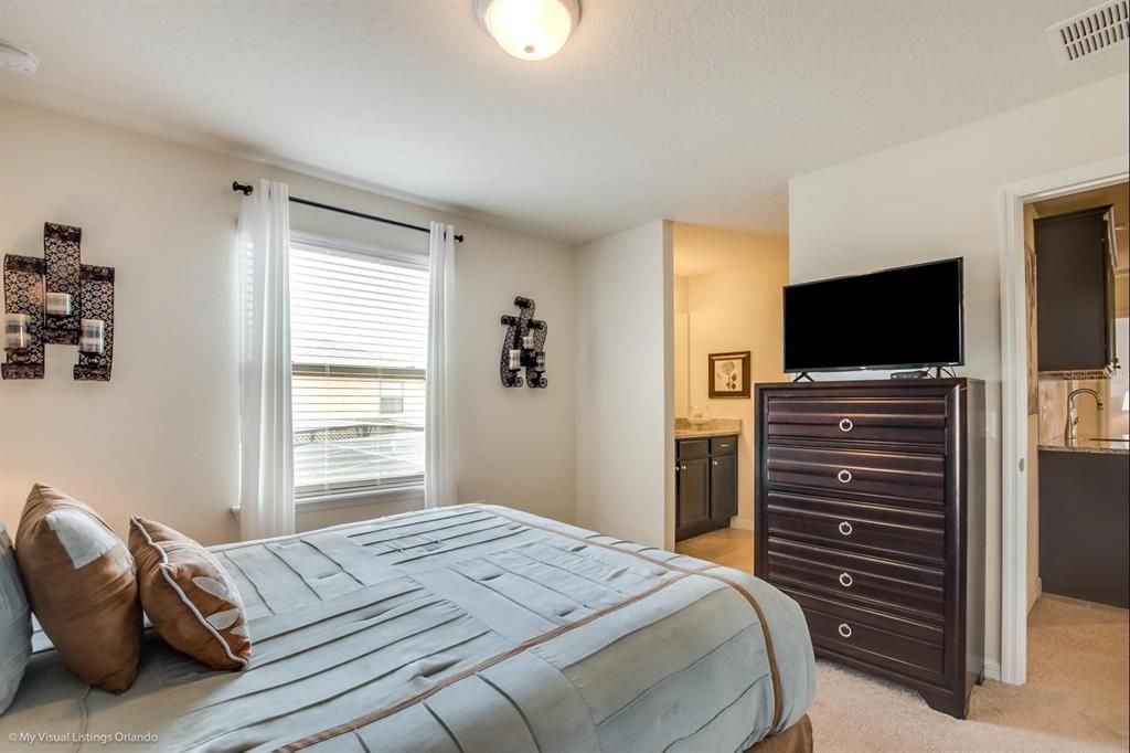 For Sale: $590,000 (8 beds, 6 baths, 4041 Square Feet)