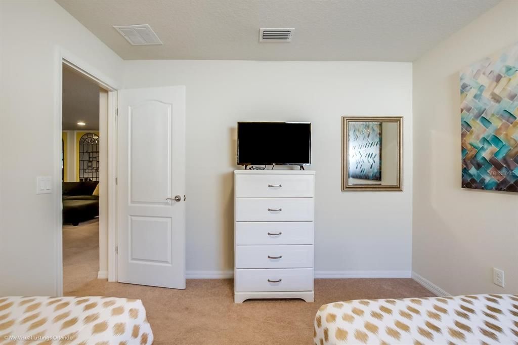 For Sale: $590,000 (8 beds, 6 baths, 4041 Square Feet)