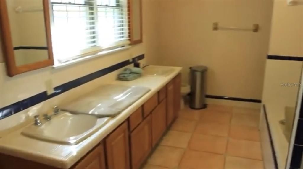 For Sale: $3,100,000 (3 beds, 3 baths, 2434 Square Feet)