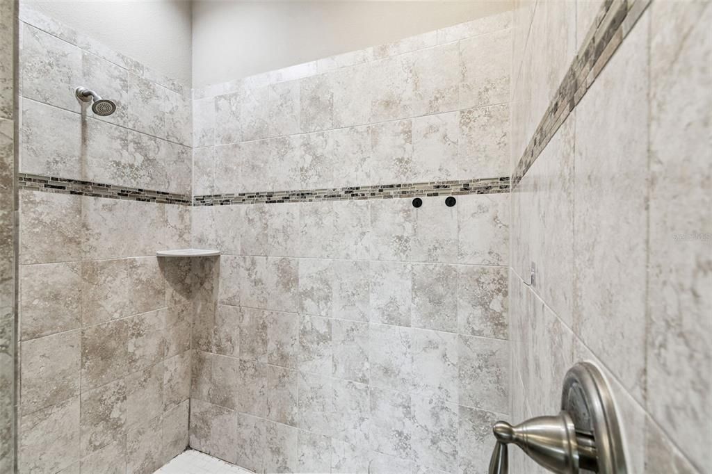 For Sale: $499,000 (5 beds, 3 baths, 2750 Square Feet)