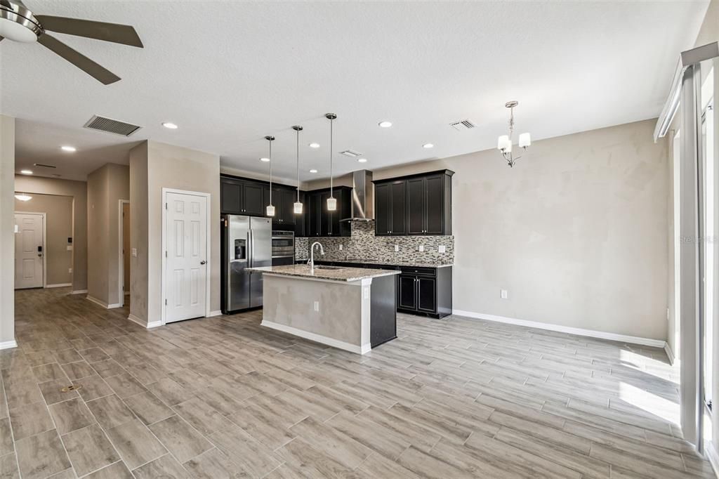 For Sale: $499,000 (5 beds, 3 baths, 2750 Square Feet)