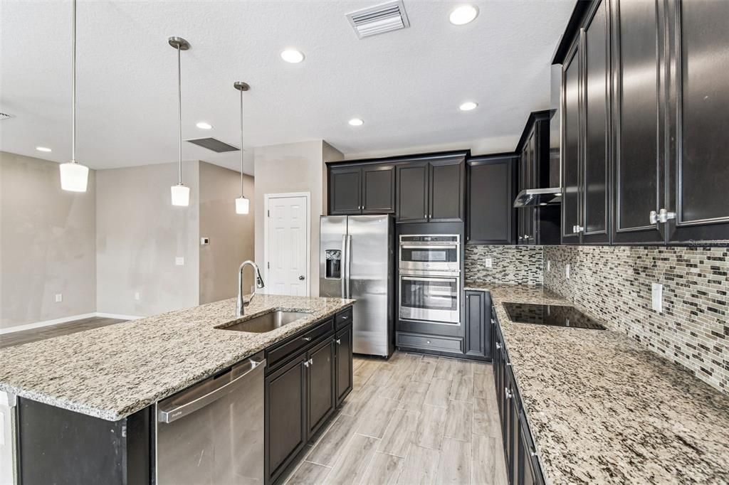 For Sale: $499,000 (5 beds, 3 baths, 2750 Square Feet)