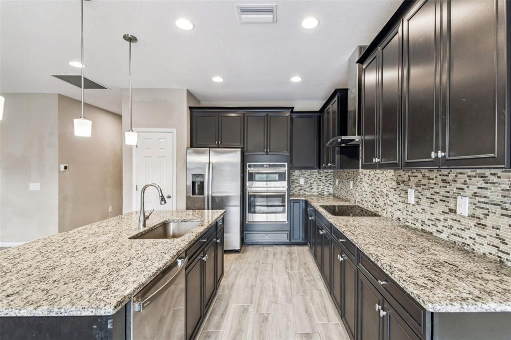 For Sale: $499,000 (5 beds, 3 baths, 2750 Square Feet)